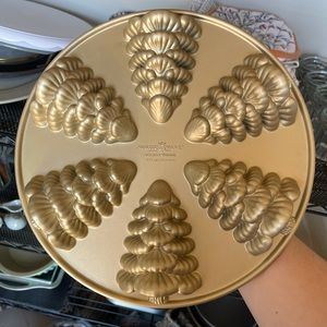 Tree Nordic Ware Cakelet pan